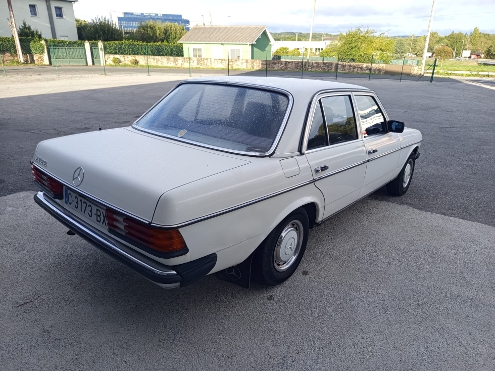 MERCEDES E 240 D